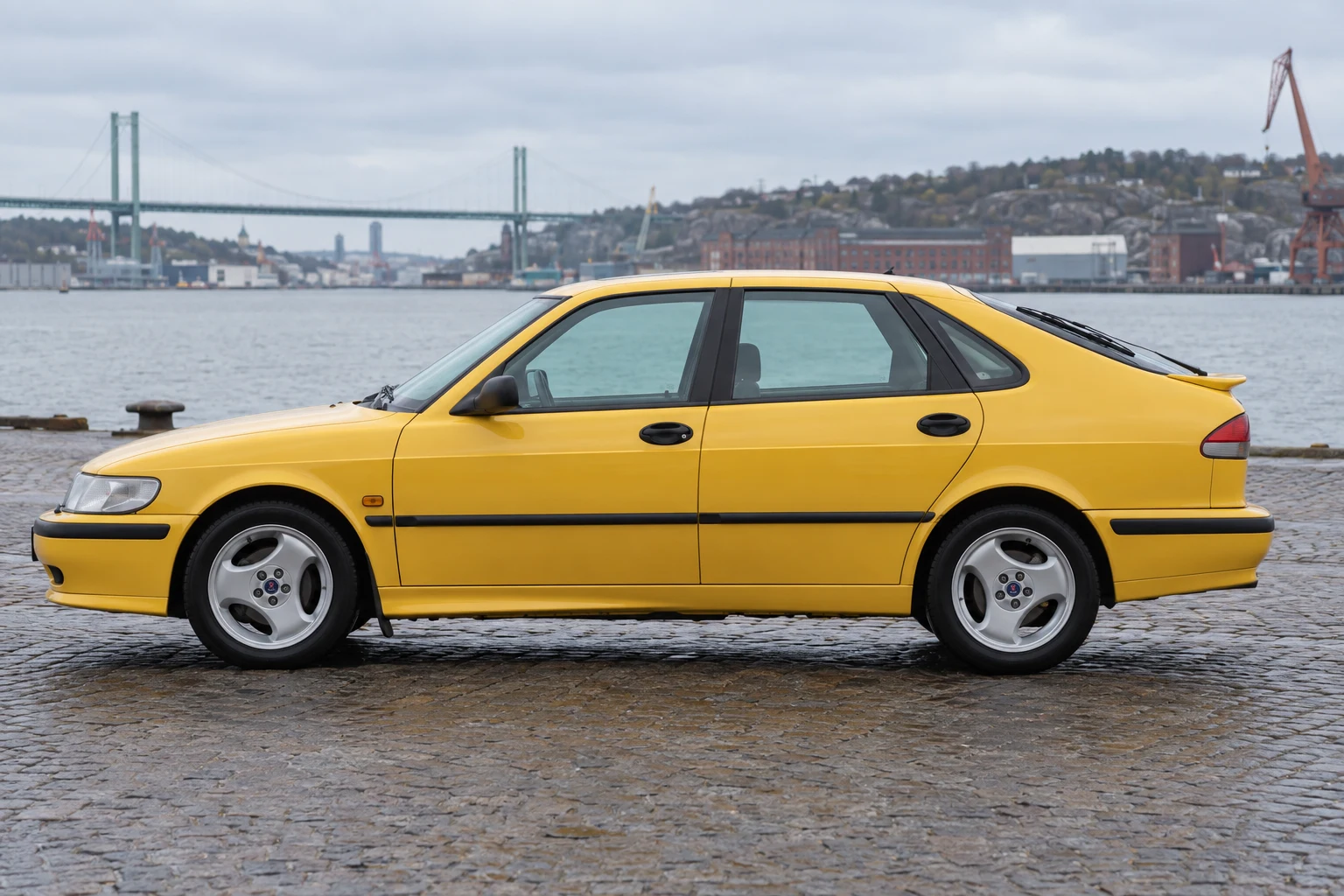 Seitenansicht (Fahrerseite) des Saab 9-3 1 als Schrägheck 5-Türer (YS3D) (mit KI erzeugt)