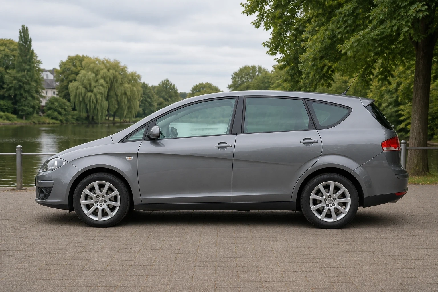 Seitenansicht (Fahrerseite) des Seat Altea (& XL) 1. Gen als 5-Türer, XL (mit KI erzeugt)