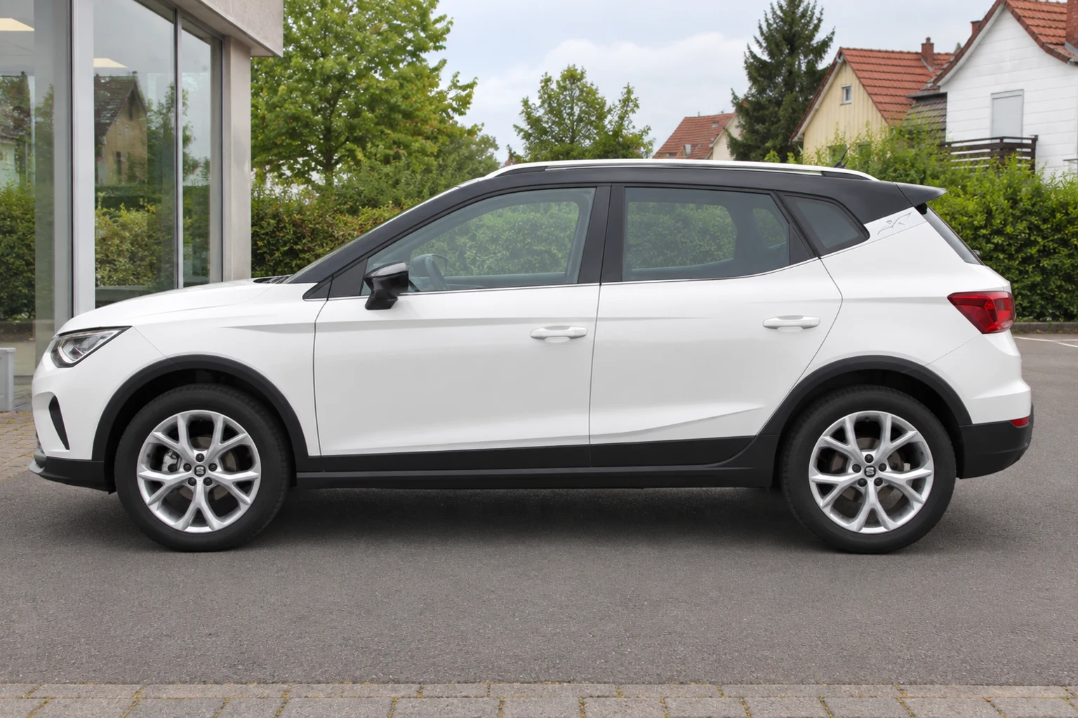 Seitenansicht (Fahrerseite) des Seat Arona als SUV (mit KI erzeugt)
