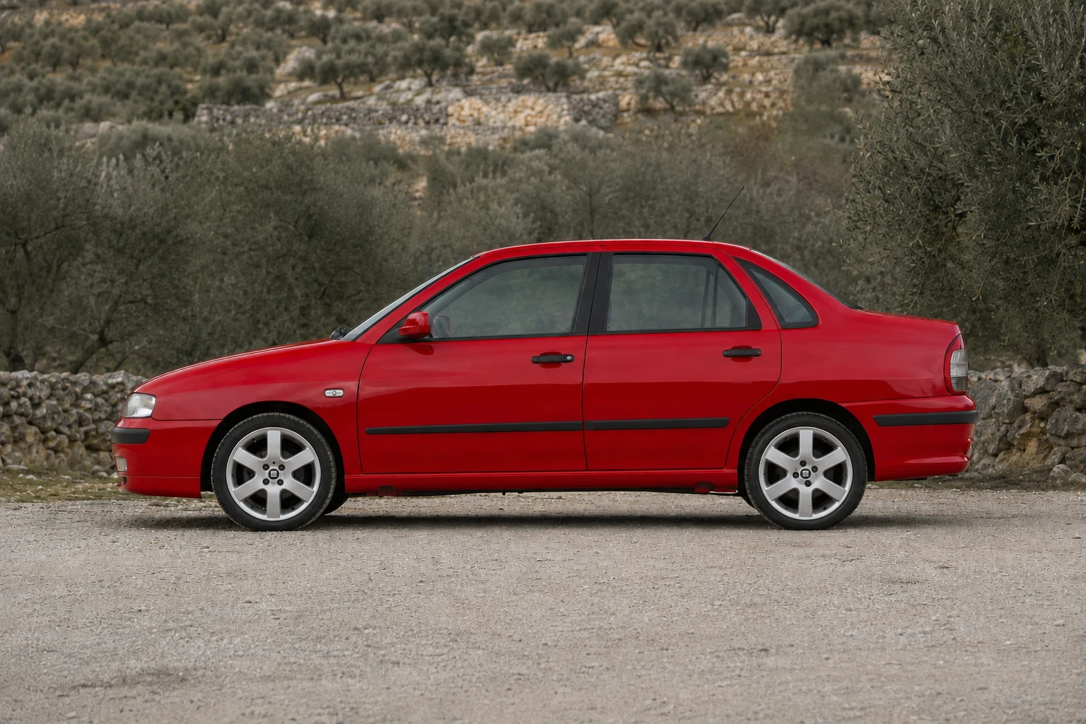 Seitenansicht (Fahrerseite) des Seat Cordoba 2 als Stufenheck 4-Türer / 2-Türer (mit KI erzeugt)