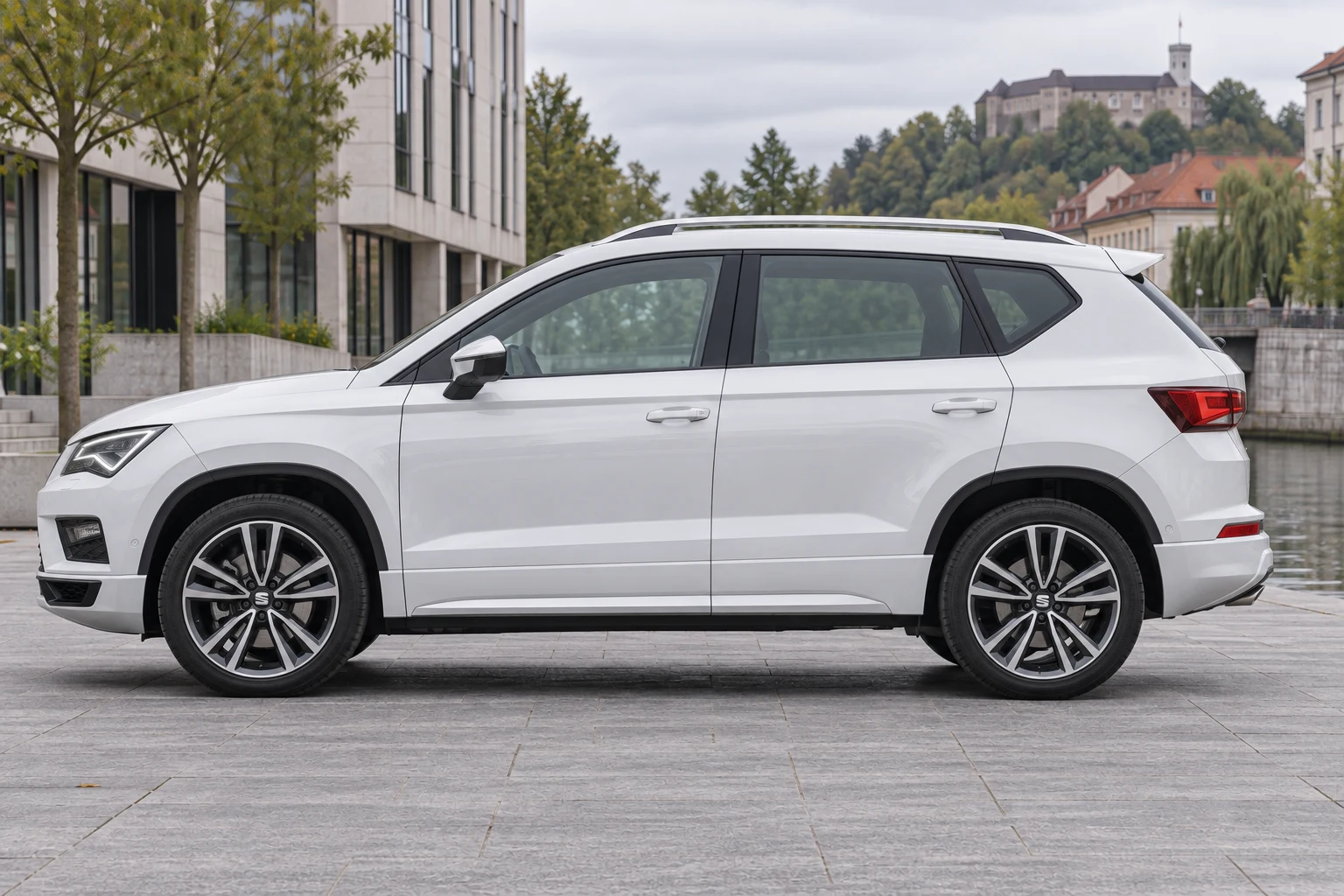 Seitenansicht (Fahrerseite) des Seat Ateca 1 als SUV (mit KI erzeugt)