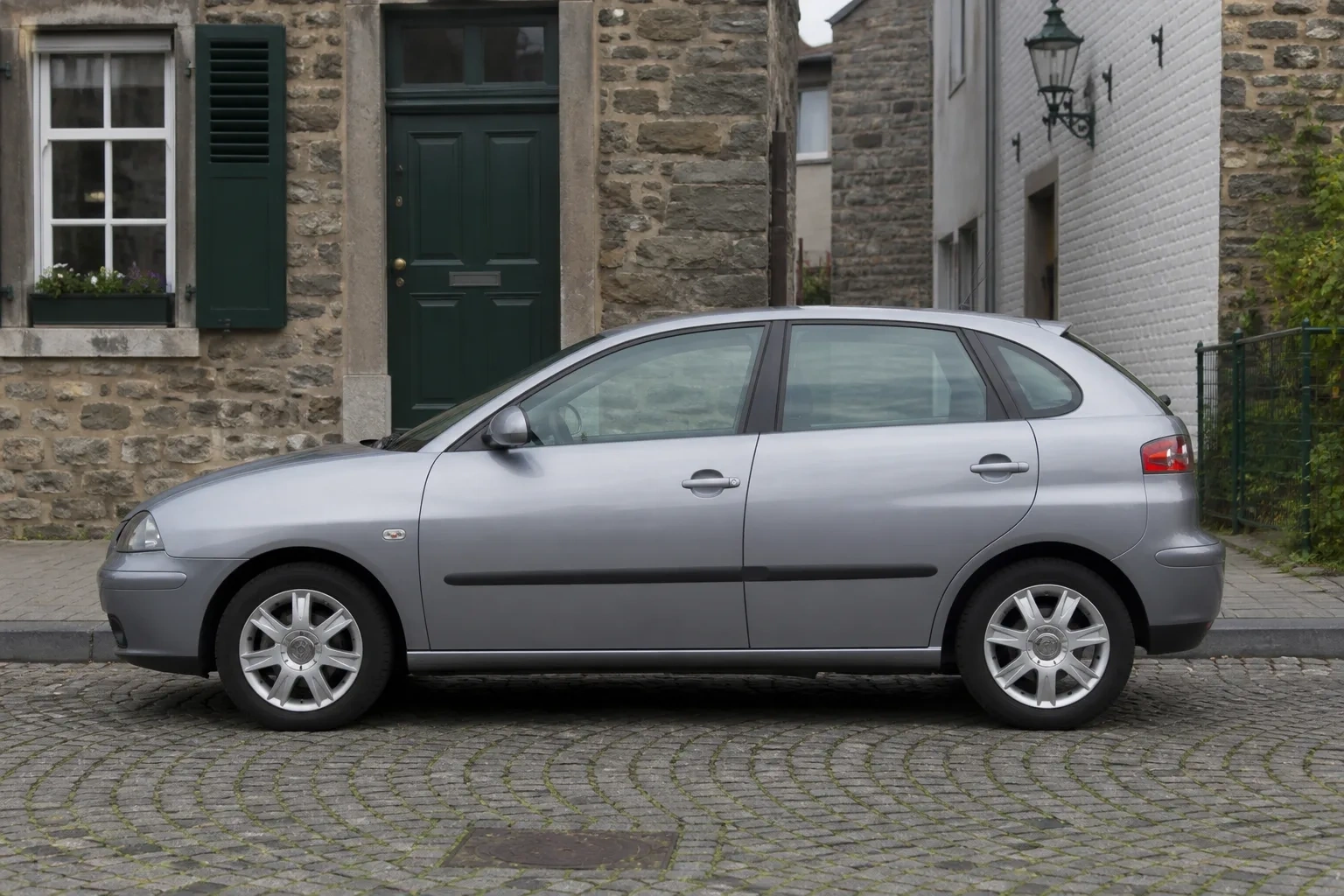 Seitenansicht (Fahrerseite) des Seat Ibiza 3. Gen als 3-, 5-Türer (mit KI erzeugt)