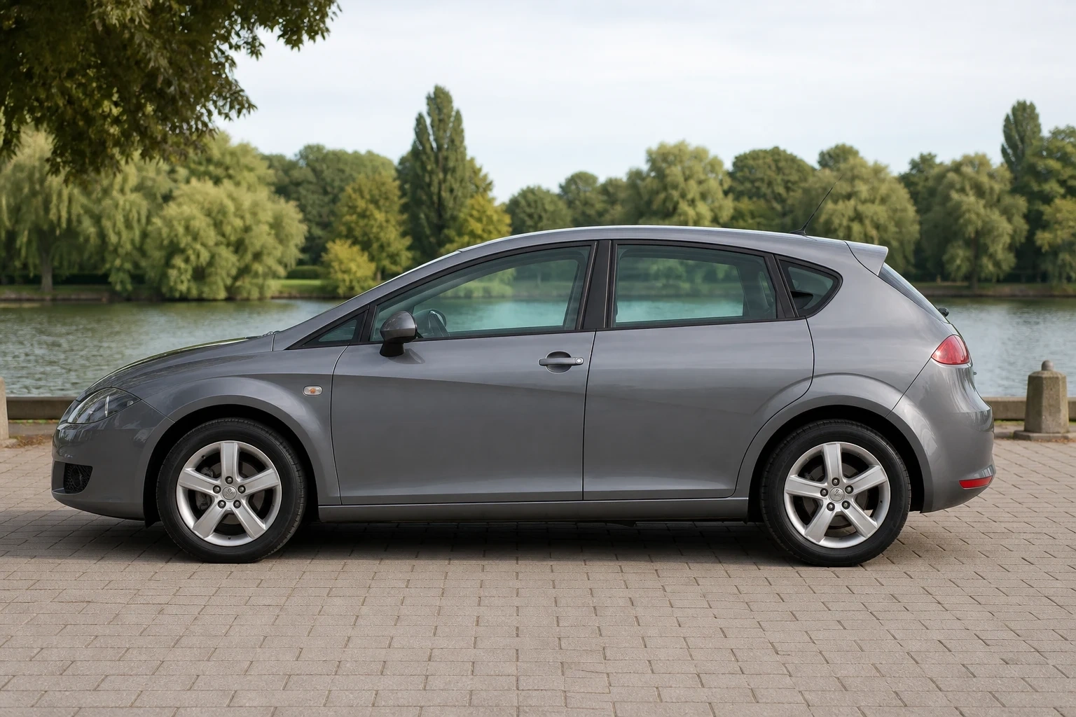 Seitenansicht (Fahrerseite) des Seat Leon 2. Gen als 3-, 5-Türer (mit KI erzeugt)