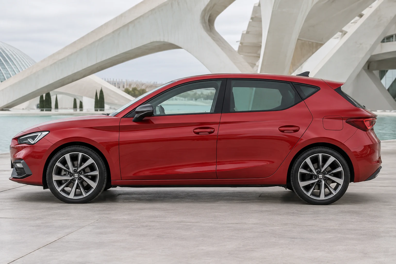 Seitenansicht (Fahrerseite) des Seat Leon 4 als 3-, 5-Türer (mit KI erzeugt)