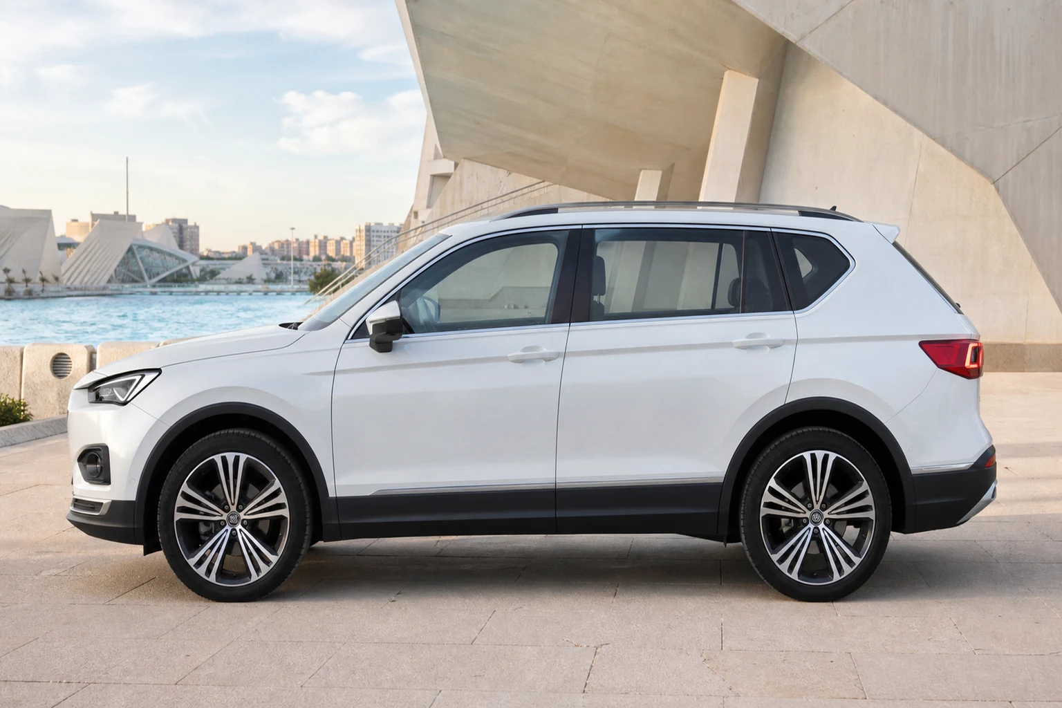 Seitenansicht (Fahrerseite) des Seat Tarraco 1 als SUV (mit KI erzeugt)
