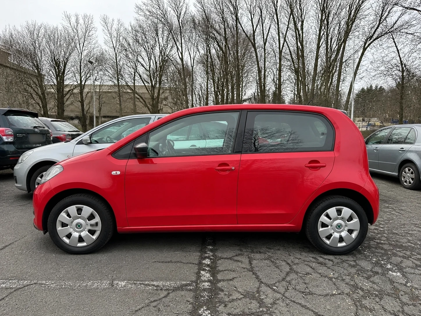 Seitenansicht (Fahrerseite) des Škoda Citigo als 1. Facelift 2017 (3- & 5-Türer) (mit KI erzeugt)