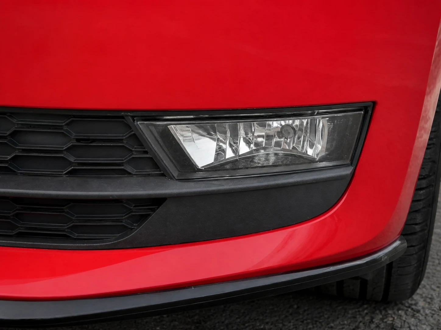 Nebelscheinwerfer des Škoda Citigo; der rote Pfeil zeigt auf die Fassung (mit KI erzeugt)