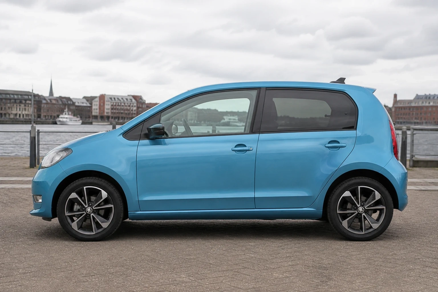 Seitenansicht (Fahrerseite) des Škoda Citigo als 2. Facelift 2019 (3-, 5-Türer & Citigo-e iV) (mit KI erzeugt)