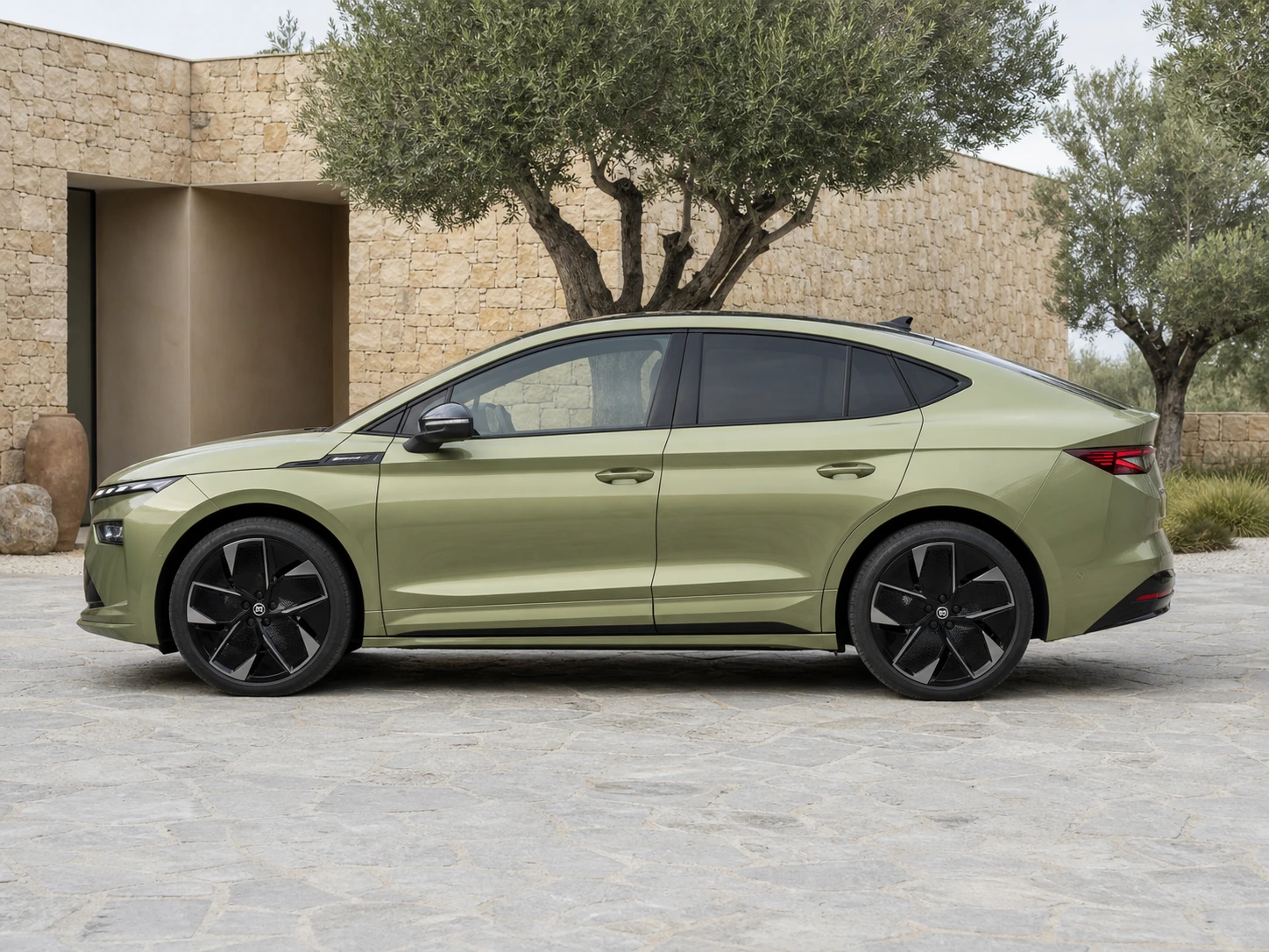 Seitenansicht (Fahrerseite) des Škoda Enyaq 1 als Coupé (Nach-Facelift) (mit KI erzeugt)