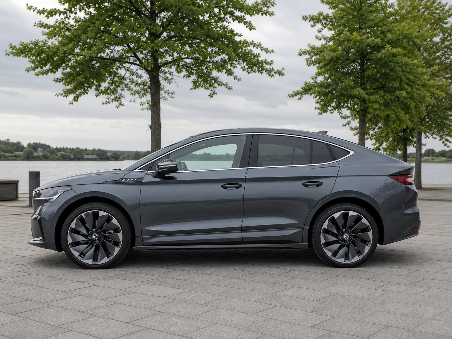 Seitenansicht (Fahrerseite) des Škoda Enyaq 1 als iV Coupé (Vor-Facelift) (mit KI erzeugt)