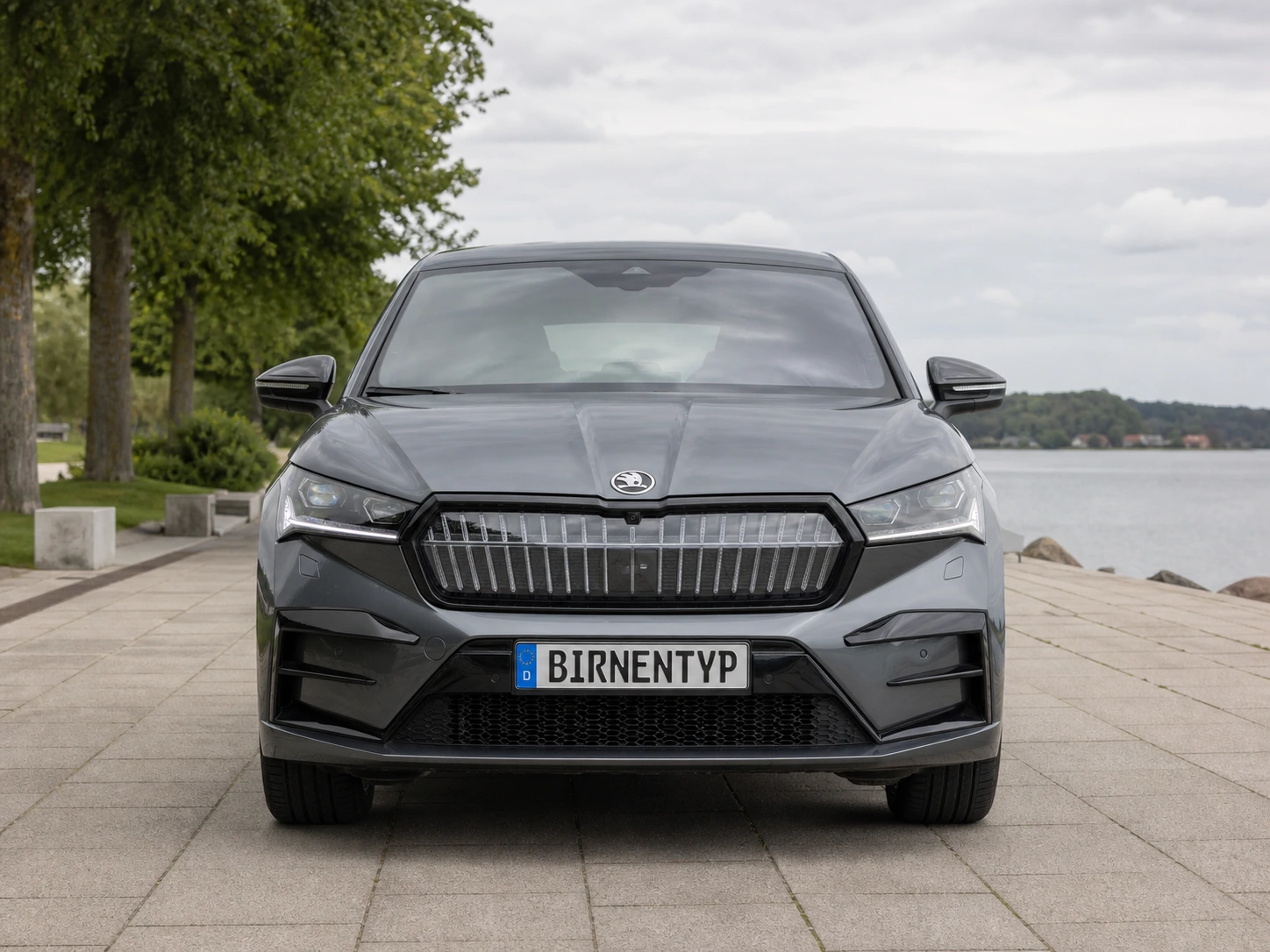 Frontansicht des Škoda Enyaq 1 (iV Coupé (Vor-Facelift)) (mit KI erzeugt)