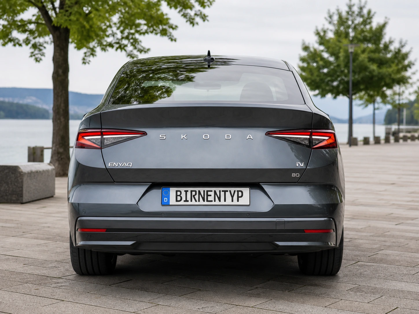 Heck-Ansicht des Škoda Enyaq 1 (iV Coupé (Vor-Facelift)) (mit KI erzeugt)