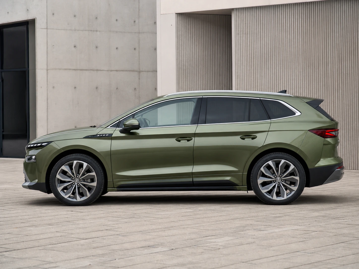 Seitenansicht (Fahrerseite) des Škoda Enyaq 1 als SUV (Nach-Facelift) (mit KI erzeugt)