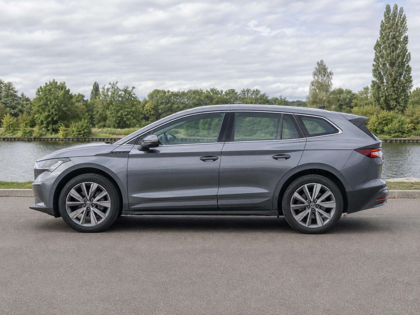 Seitenansicht (Fahrerseite) des Škoda Enyaq 1 als iV SUV (Vor-Facelift) (mit KI erzeugt)