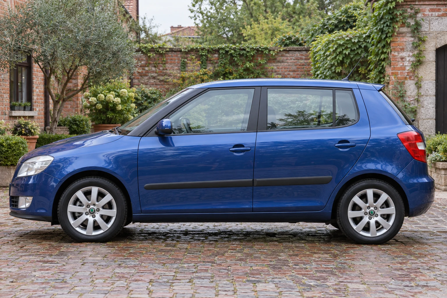 Seitenansicht (Fahrerseite) des Škoda Fabia 1 als 5-Türer (Schrägheck) (mit KI erzeugt)