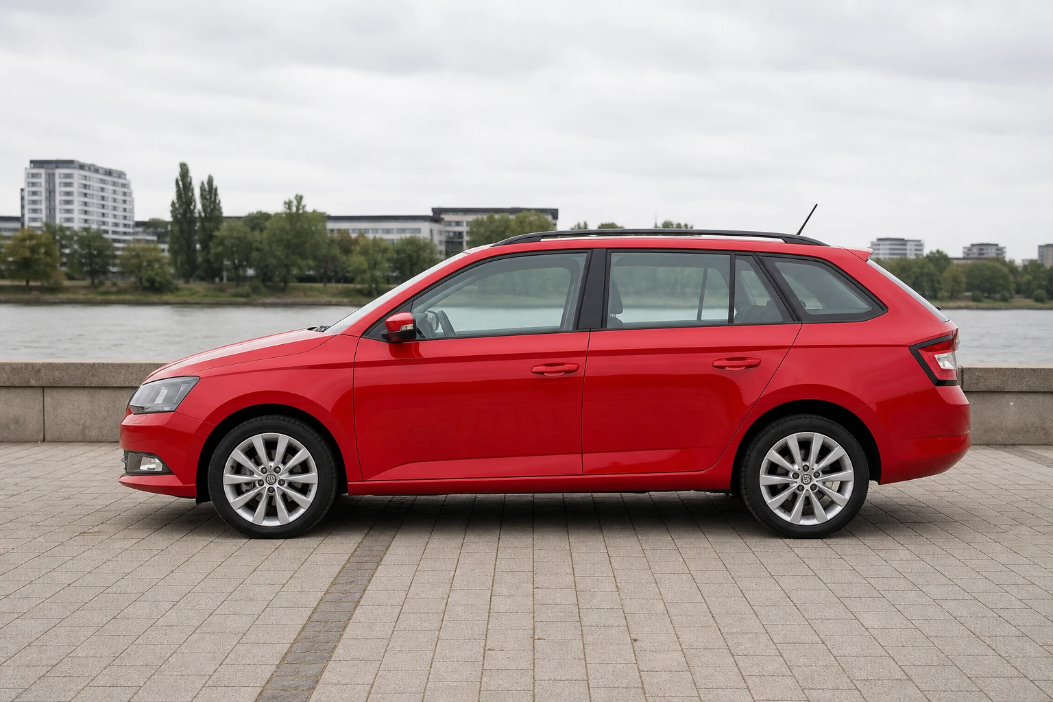 Seitenansicht (Fahrerseite) des Škoda Fabia 3. Gen als Combi / Kombi (mit KI erzeugt)