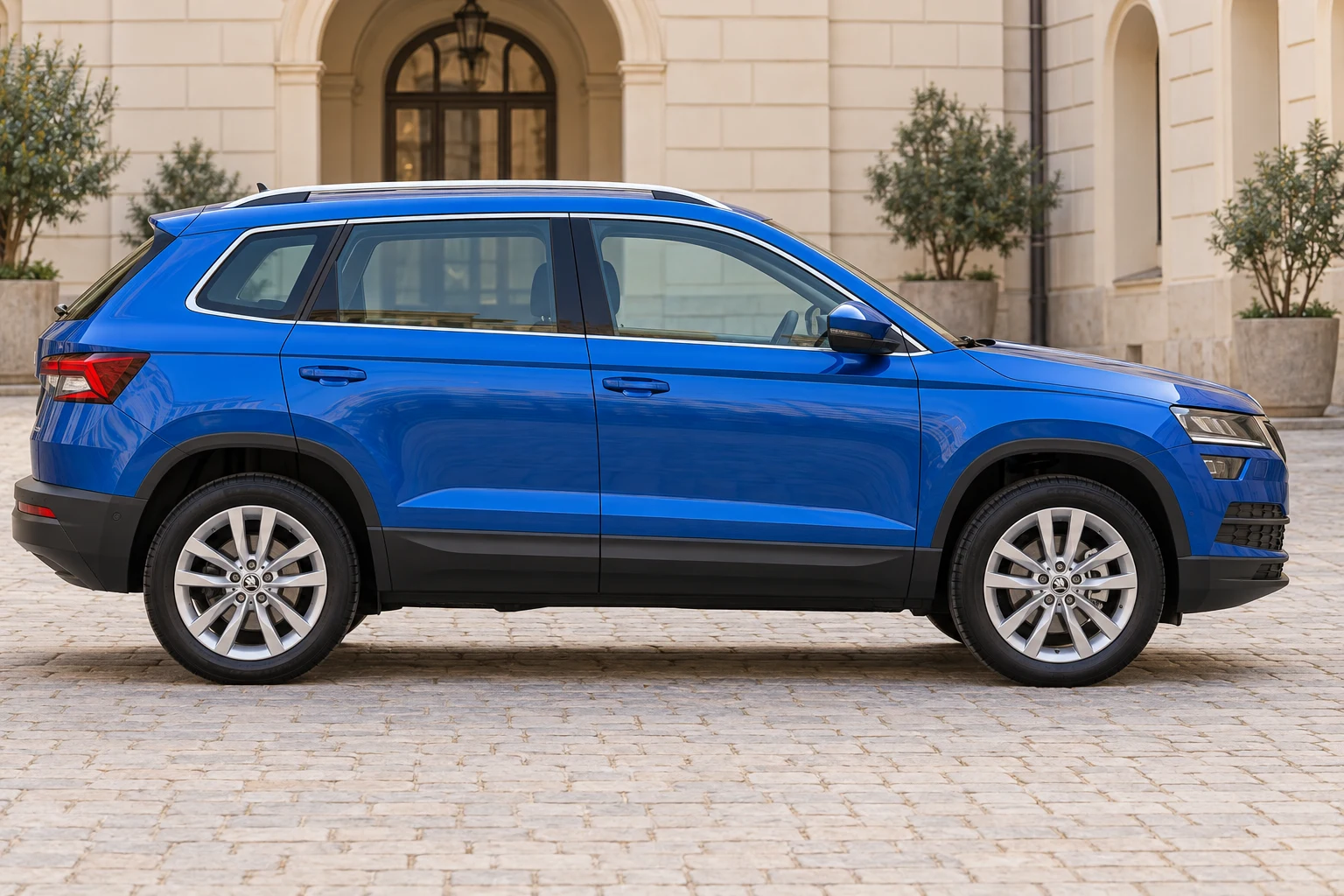 Seitenansicht (Fahrerseite) des Škoda Karoq 1 als SUV (mit KI erzeugt)