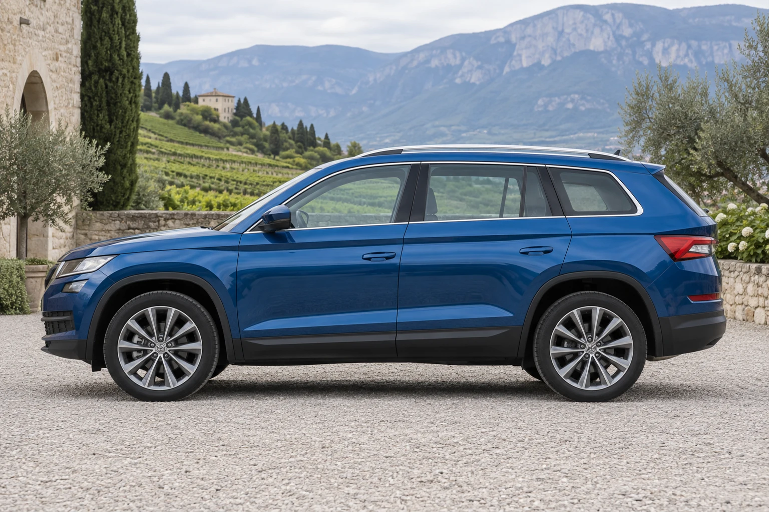 Seitenansicht (Fahrerseite) des Škoda Kodiaq 1 als SUV (mit KI erzeugt)