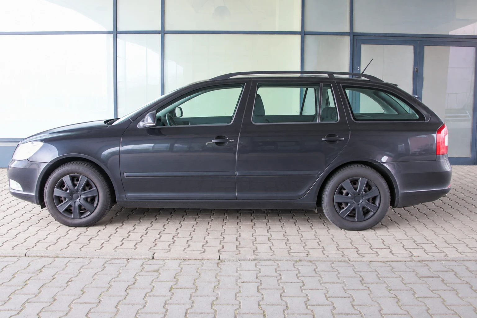 Seitenansicht (Fahrerseite) des Škoda Octavia 2. Gen. als Combi / Kombi (mit KI erzeugt)