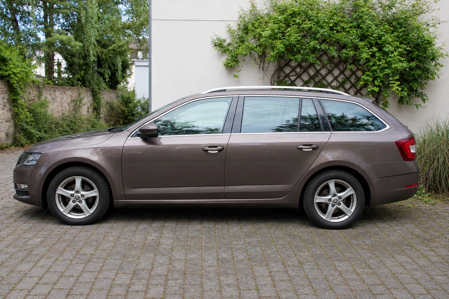 Seitenansicht (Fahrerseite) des Škoda Octavia als Combi / Kombi (mit KI erzeugt)