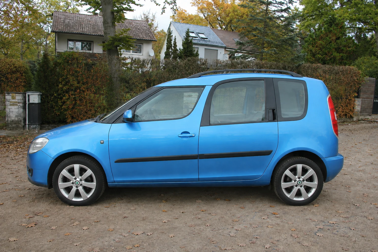 Seitenansicht (Fahrerseite) des Škoda Roomster als 5-Türer (mit KI erzeugt)