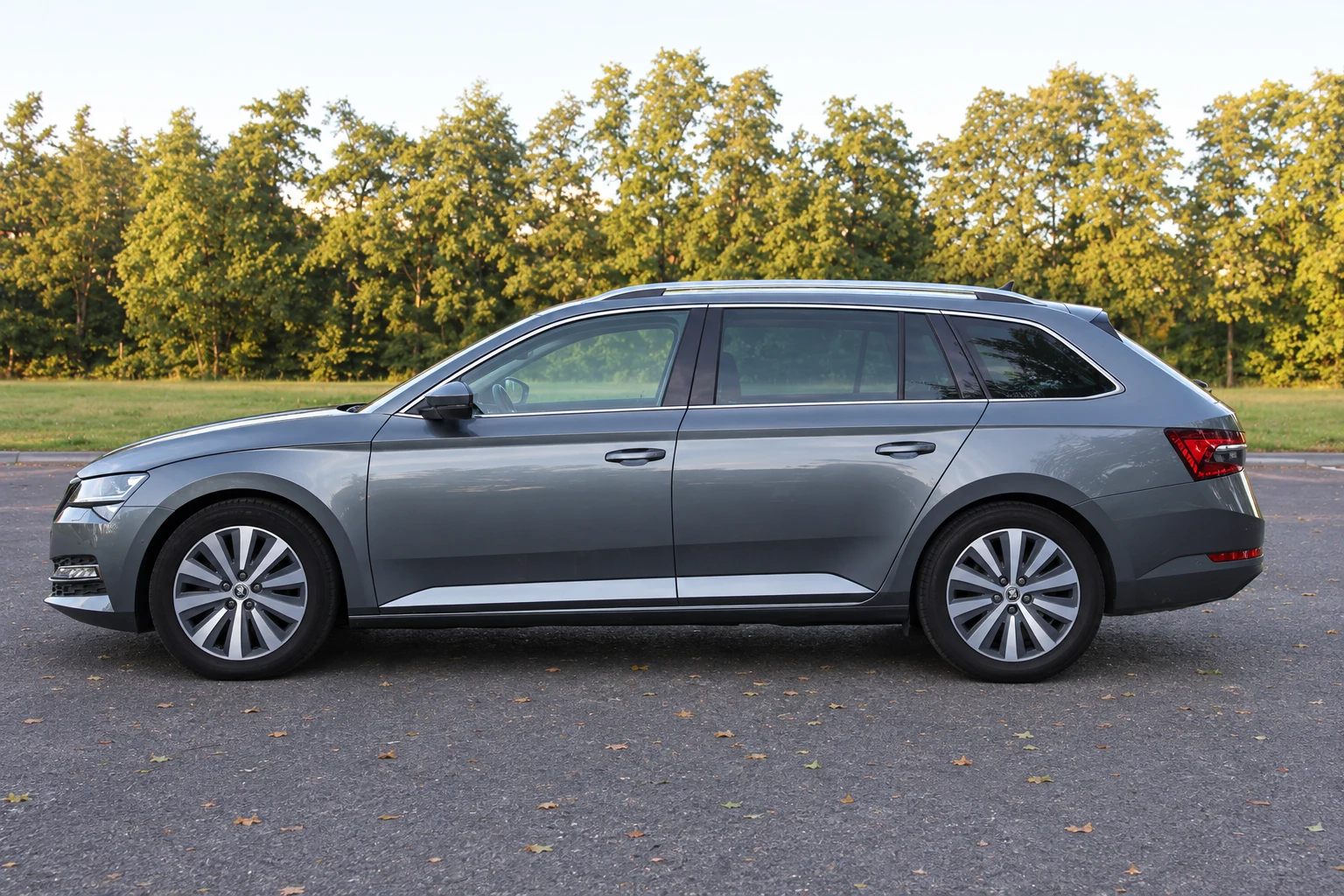 Seitenansicht (Fahrerseite) des Škoda Superb 3 als Combi / Kombi (mit KI erzeugt)