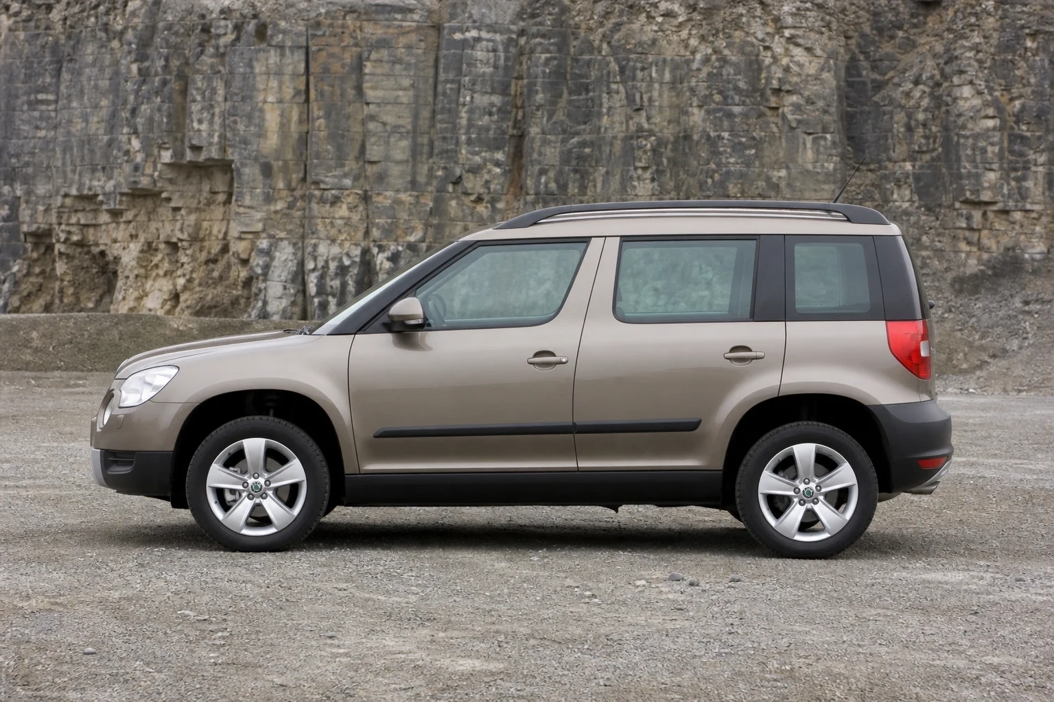 Seitenansicht (Fahrerseite) des Škoda Yeti 1. Gen als SUV (mit KI erzeugt)