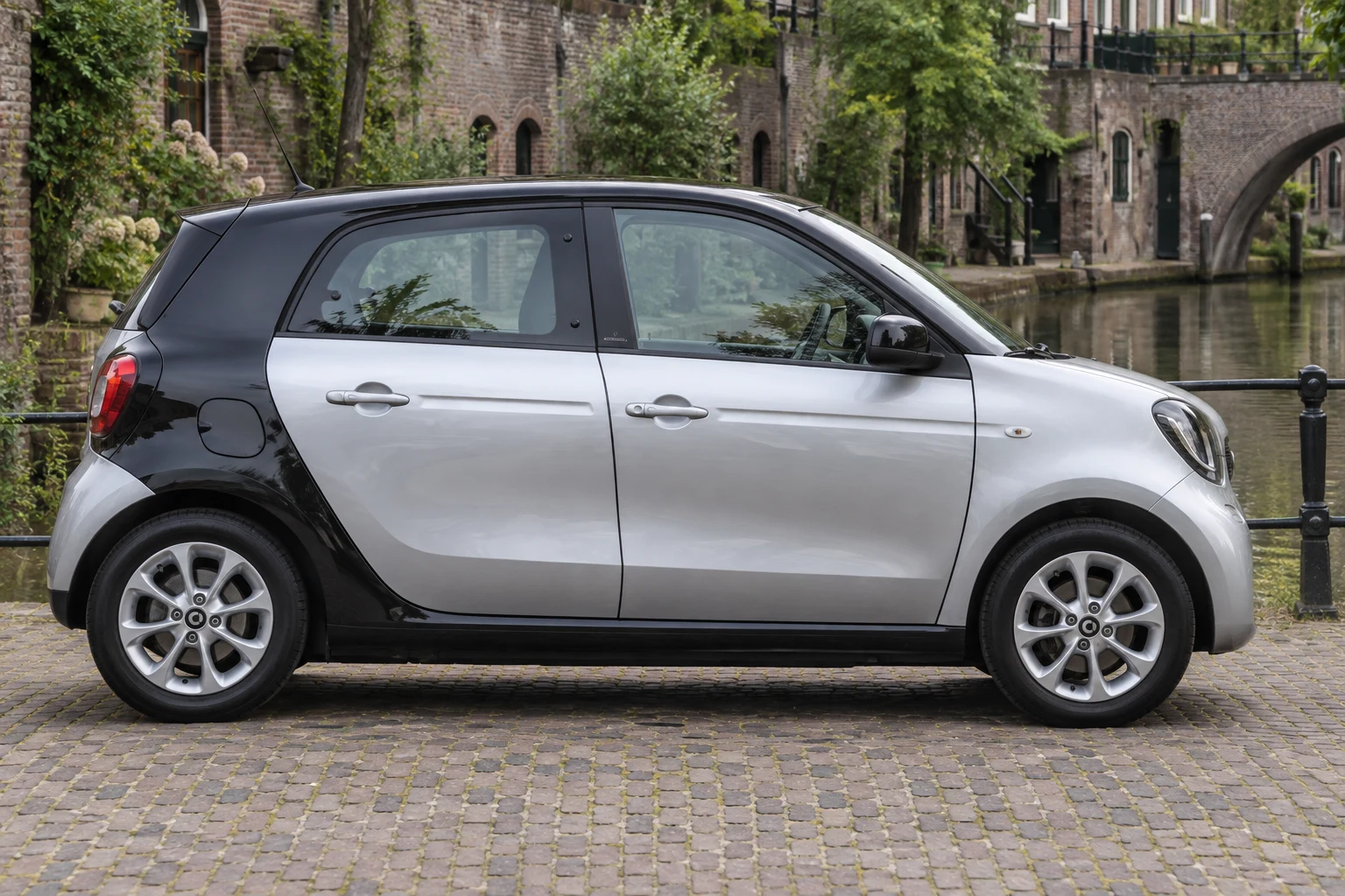 Seitenansicht (Fahrerseite) des Smart ForFour 2 als Schrägheck 5-Türer (Forfour) (mit KI erzeugt)