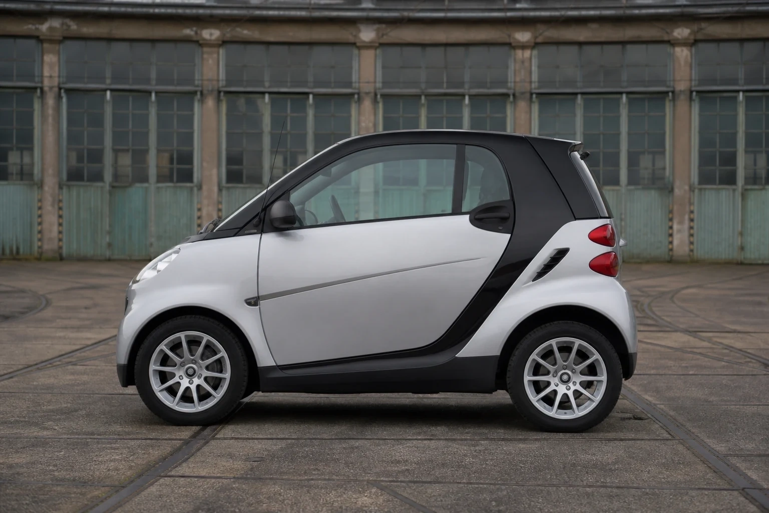 Seitenansicht (Fahrerseite) des Smart Fortwo / City-Coupé / Cabrio 1. Gen als Coupé (mit KI erzeugt)