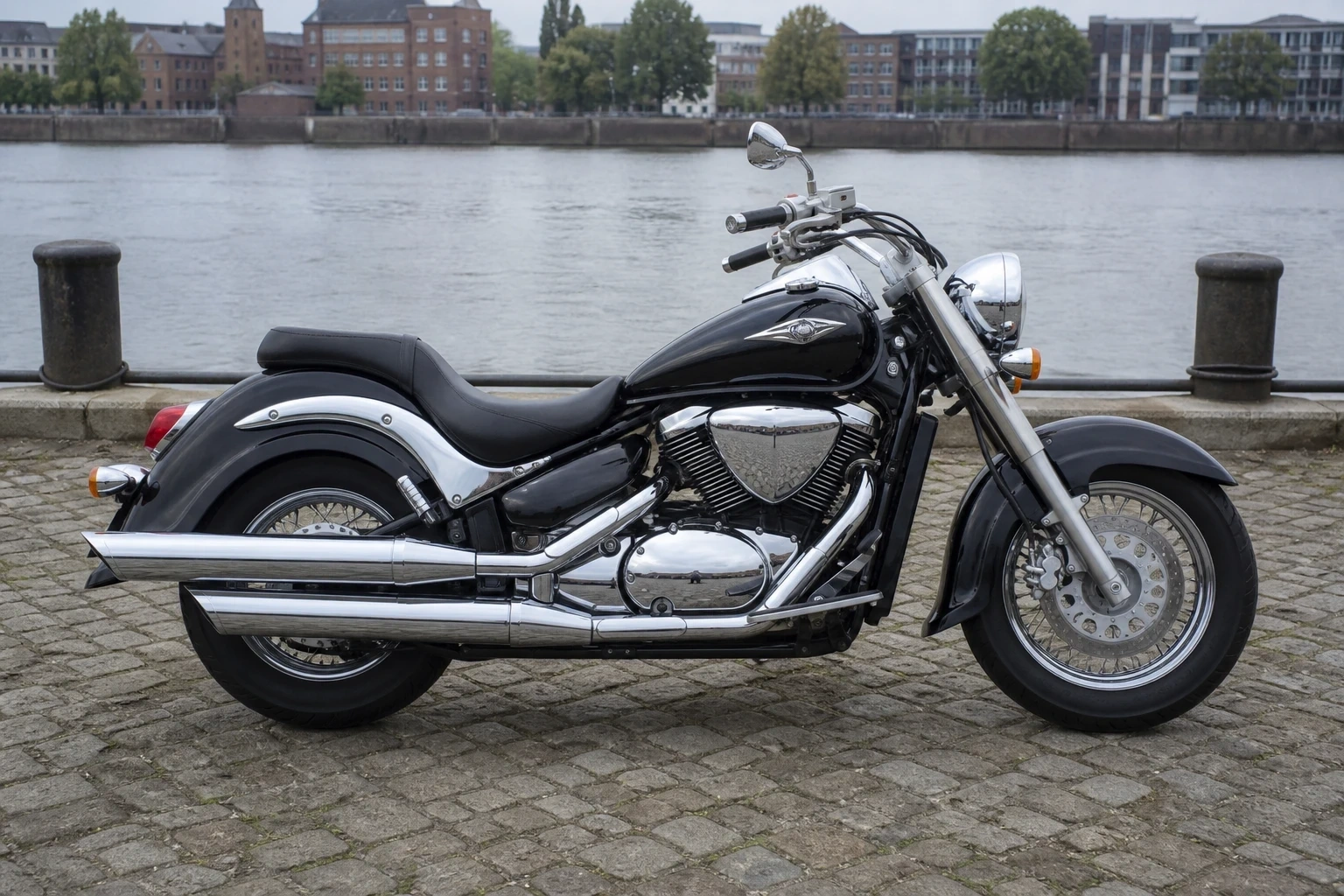 Seitenansicht (Fahrerseite) der Suzuki C-1500-Intruder als Cruiser (mit KI erzeugt)