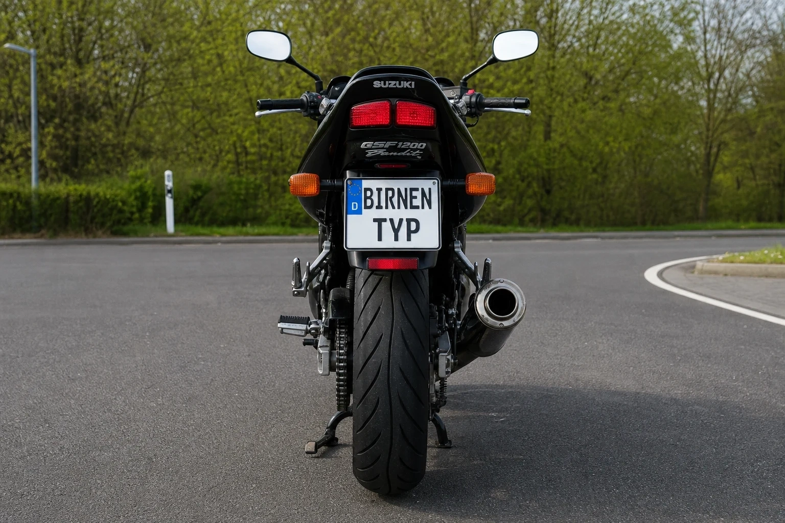 Heck-Ansicht der Suzuki GSF-1200 (mit KI erzeugt)