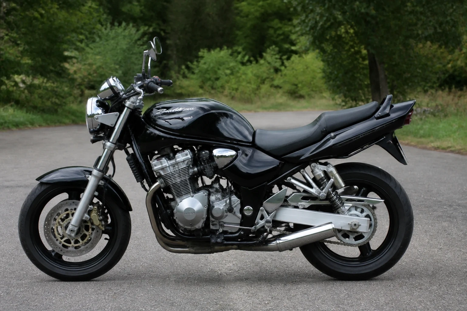 Seitenansicht (Fahrerseite) der Suzuki GSF-1200 als Sporttourer (mit KI erzeugt)