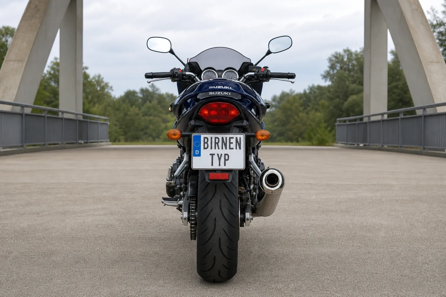 Heck-Ansicht der Suzuki GSF-1250-A (mit KI erzeugt)