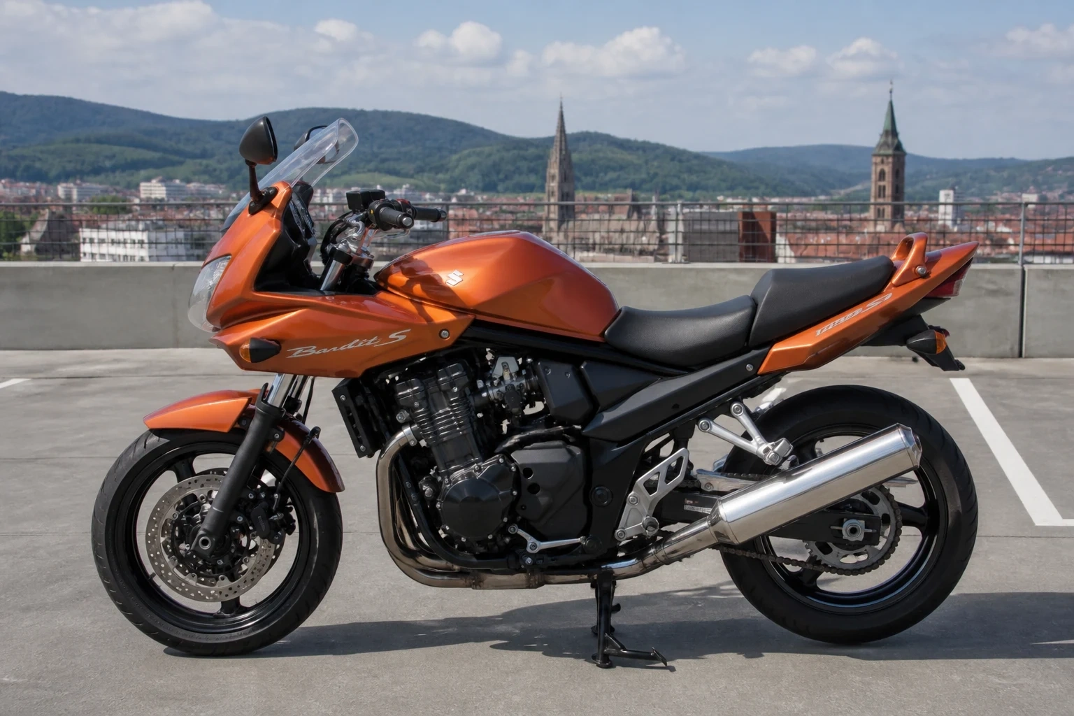 Seitenansicht (Fahrerseite) der Suzuki GSF-1250-SA (Bandit) als Sporttourer (mit KI erzeugt)