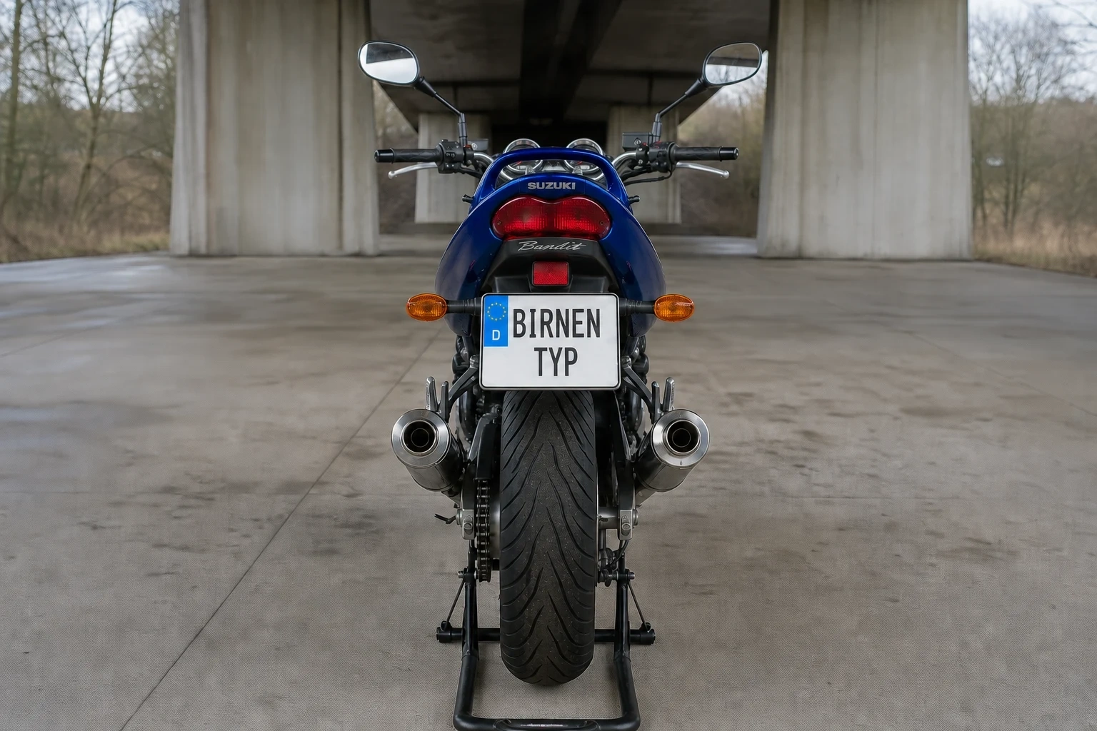 Heck-Ansicht der Suzuki GSF-600 (mit KI erzeugt)