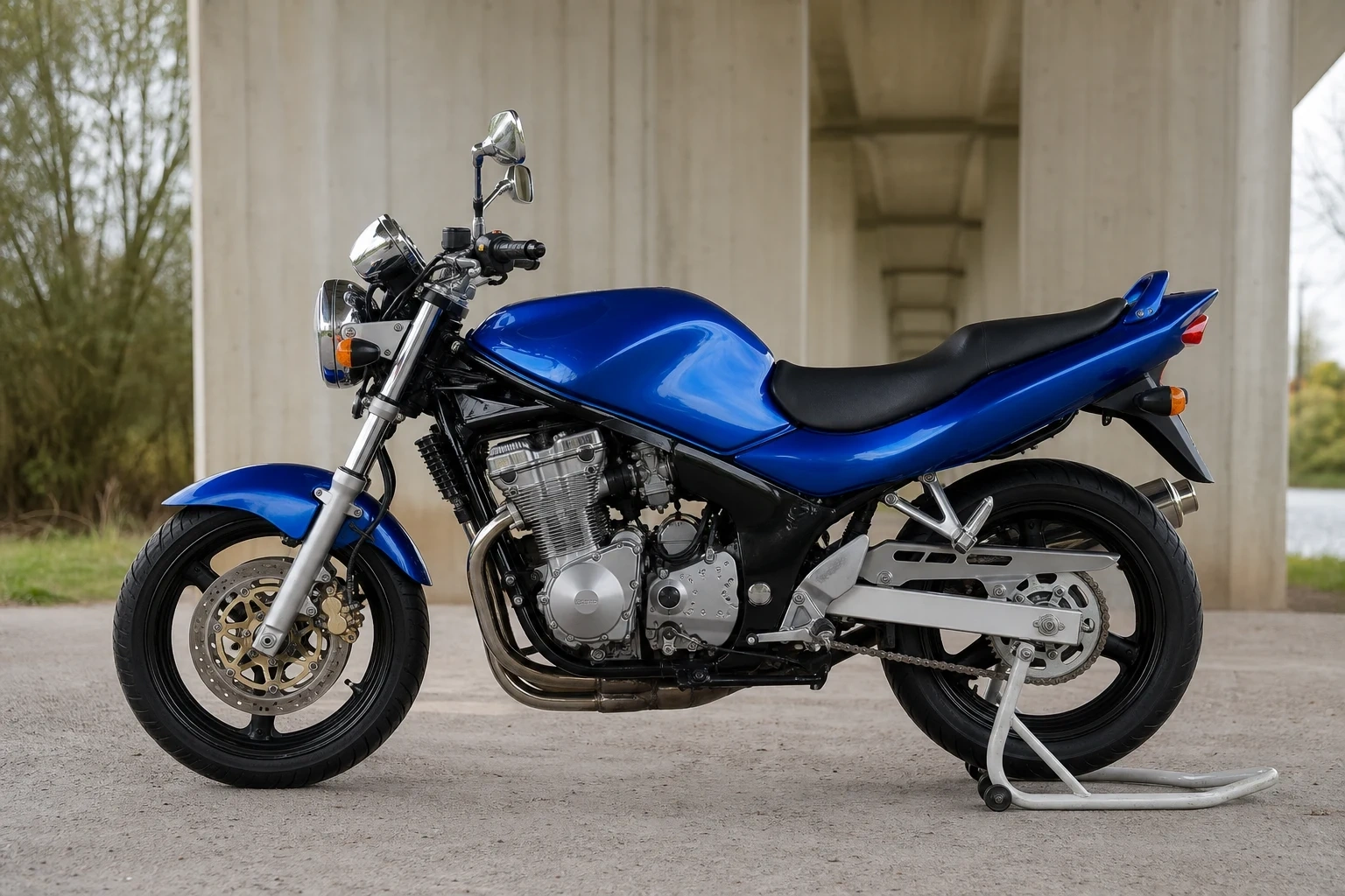 Seitenansicht (Fahrerseite) der Suzuki GSF-600 als Sporttourer (mit KI erzeugt)