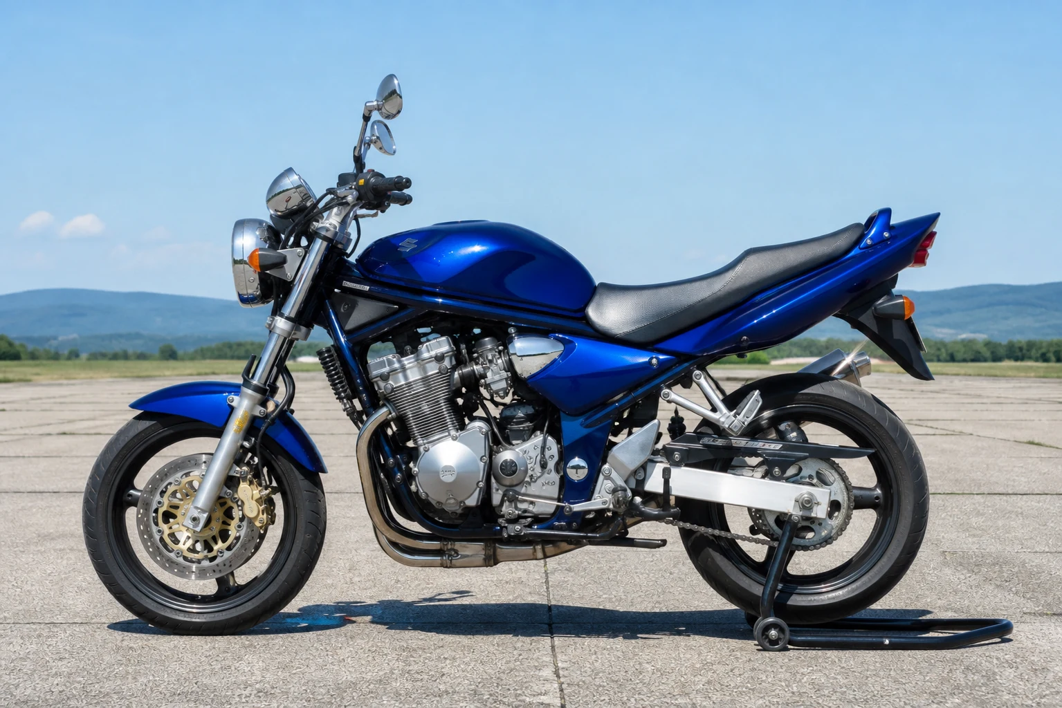 Linke Seite der Suzuki GSX-1400 (mit KI erzeugt)