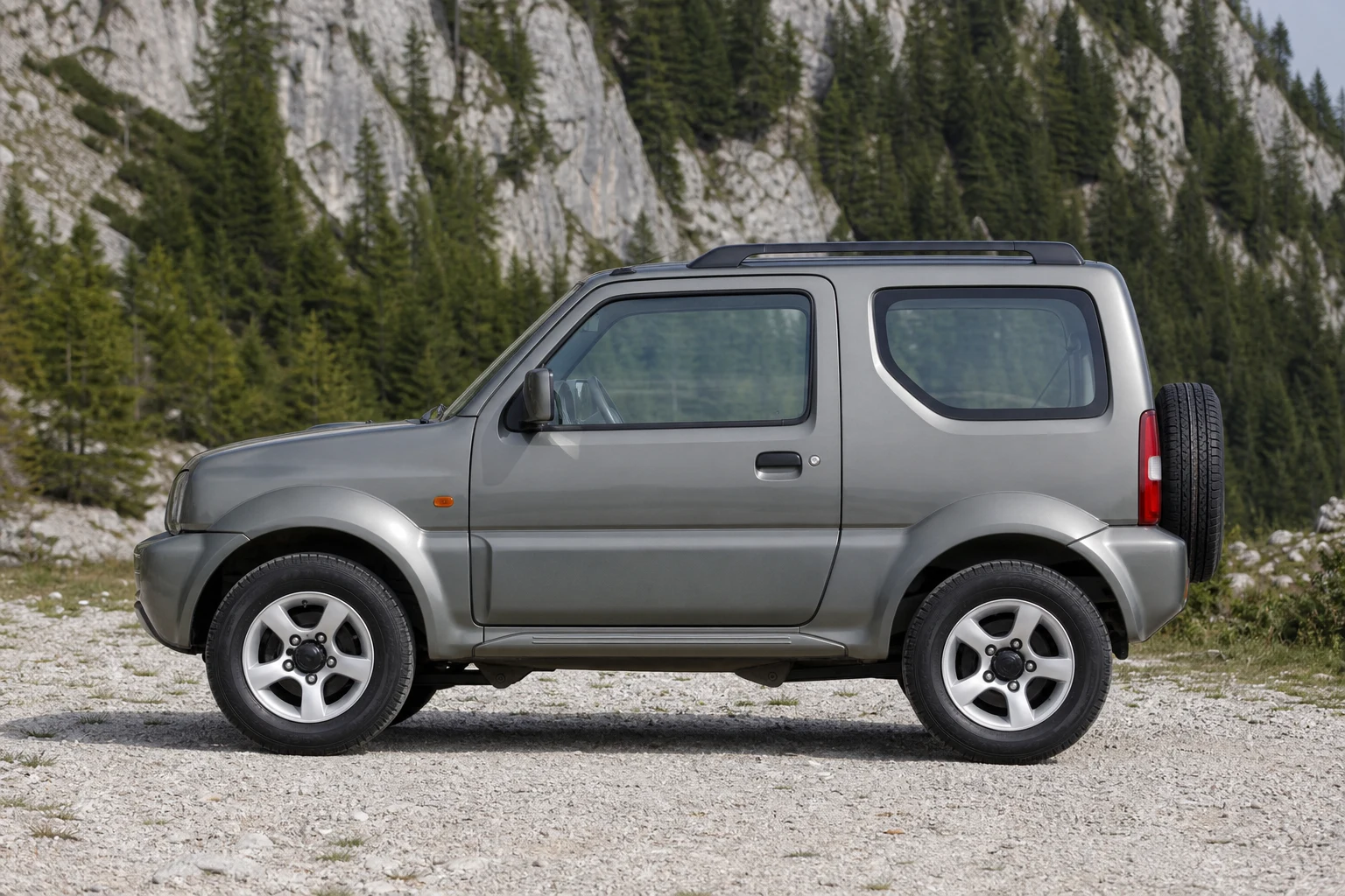 Seitenansicht (Fahrerseite) des Suzuki Jimny 1 als Geländewagen (mit KI erzeugt)