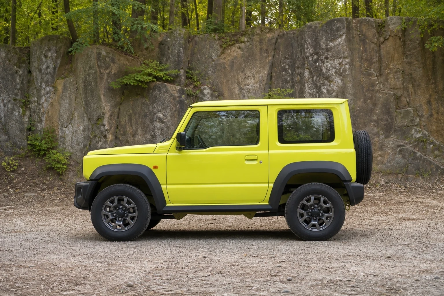 Seitenansicht (Fahrerseite) des Suzuki Jimny 2. Gen als Geländewagen (mit KI erzeugt)