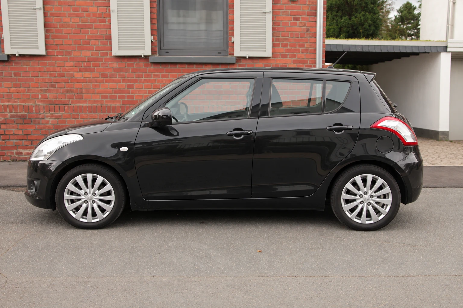 Seitenansicht (Fahrerseite) des Suzuki Swift als 3-, 5-Türer (mit KI erzeugt)