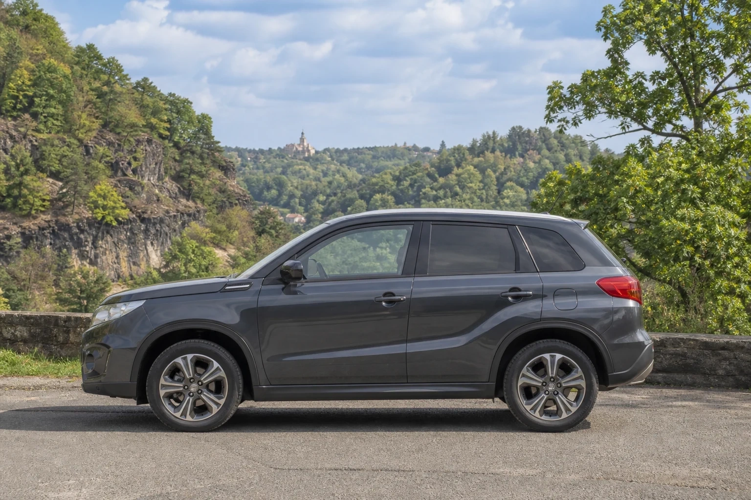 Seitenansicht (Fahrerseite) des Suzuki Vitara 2015 Gen als SUV (mit KI erzeugt)