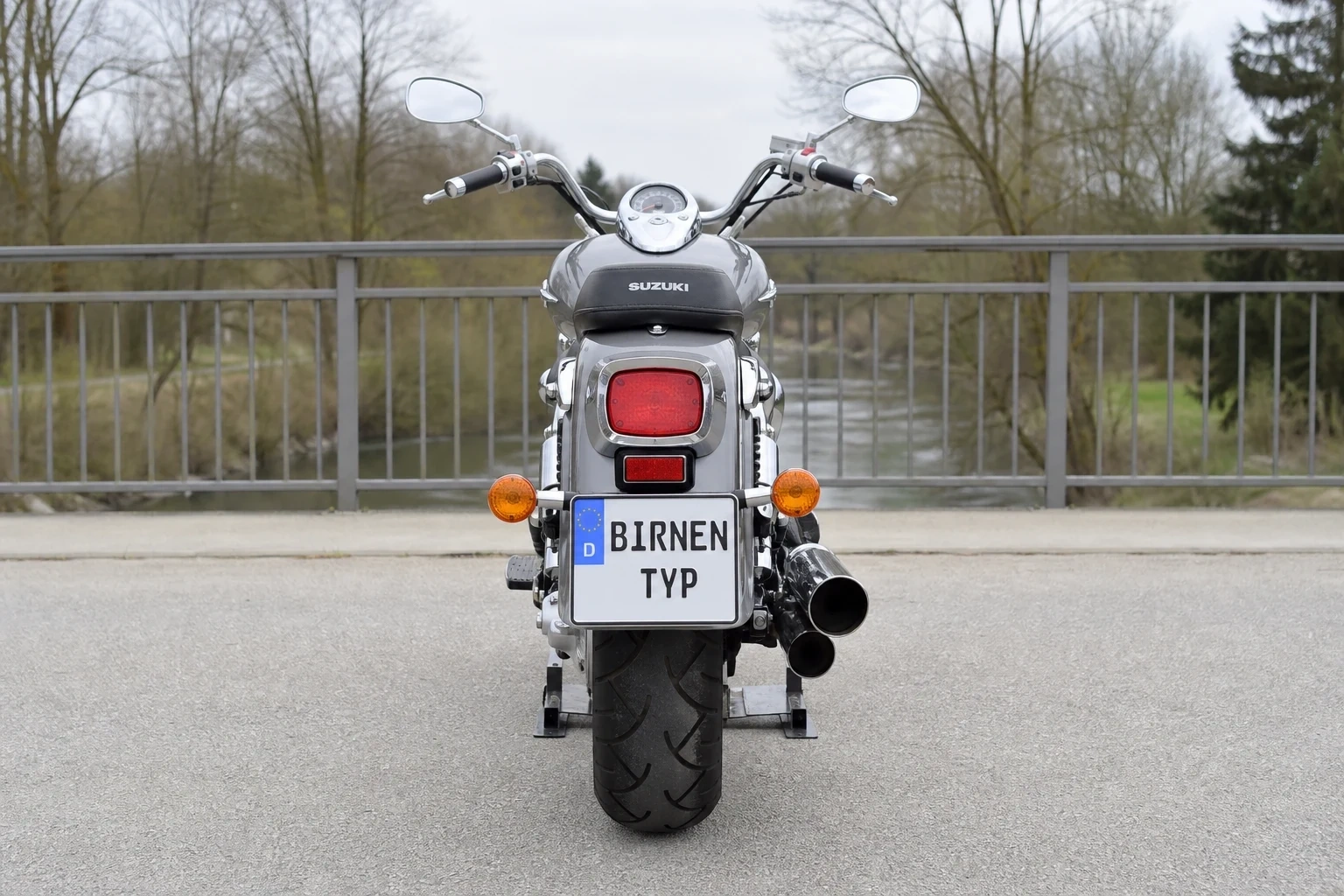 Heck-Ansicht der Suzuki VL-1500-Intruder (mit KI erzeugt)