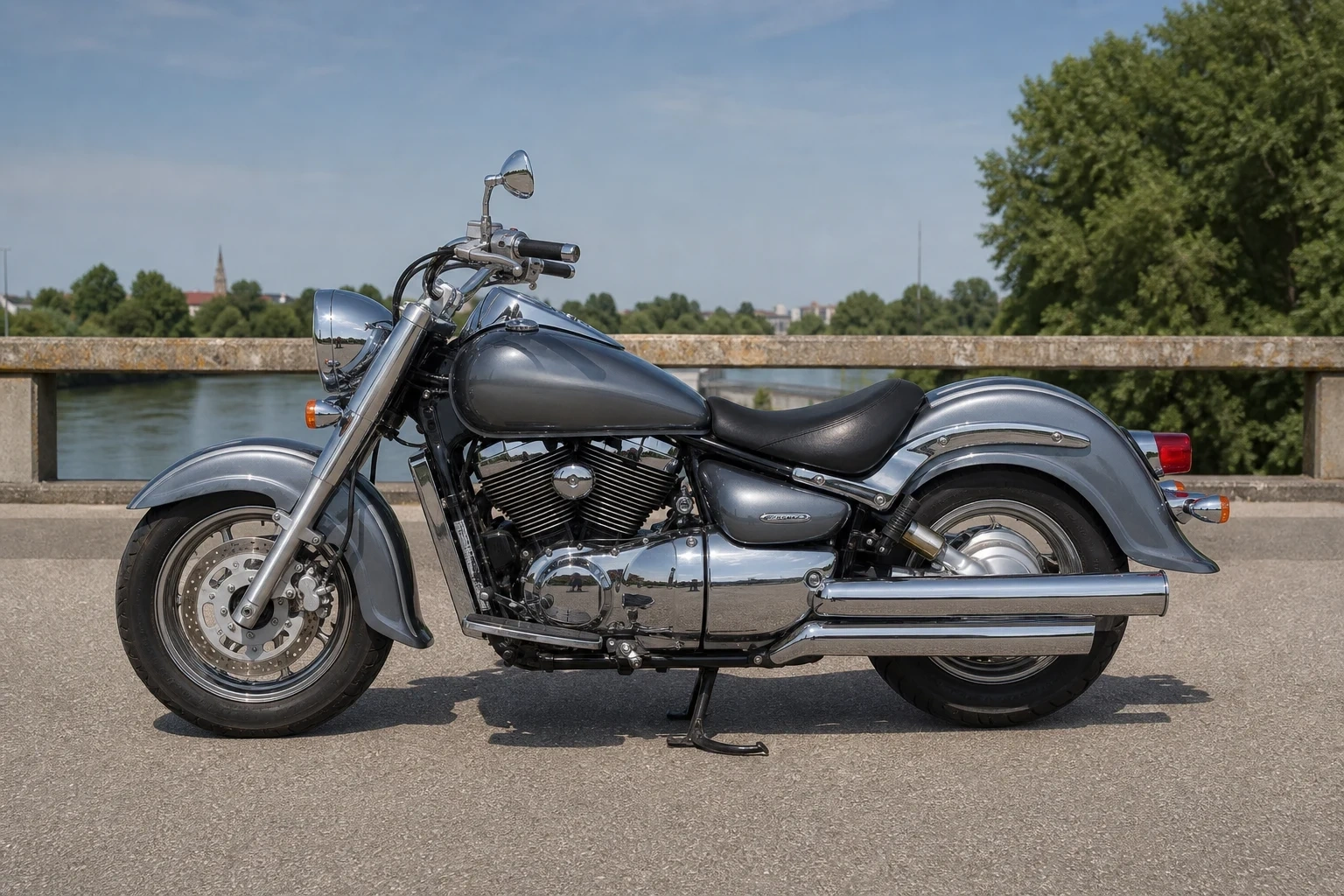 Seitenansicht (Fahrerseite) der Suzuki VL-1500-Intruder als Cruiser (mit KI erzeugt)