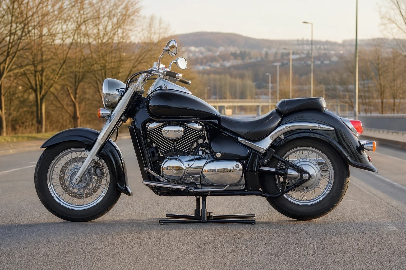 Seitenansicht (Fahrerseite) der Suzuki VL-800 (& -U, -B, -BUE, -C, CUE) als Cruiser (mit KI erzeugt)