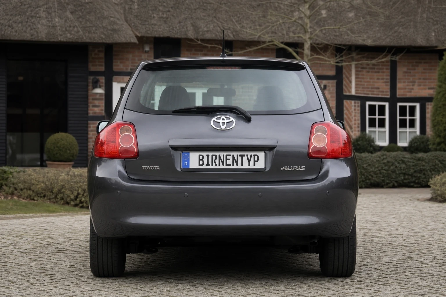 Heck-Ansicht des Toyota Auris 1. Gen (mit KI erzeugt)