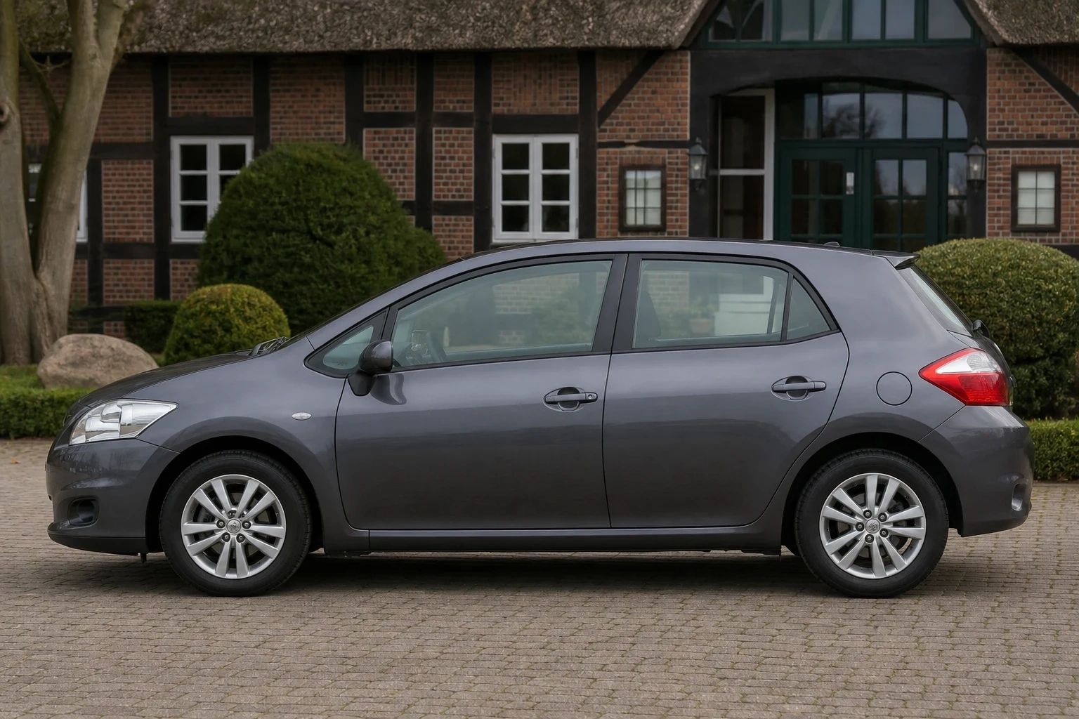 Seitenansicht (Fahrerseite) des Toyota Auris 1. Gen als 5-Türer (mit KI erzeugt)