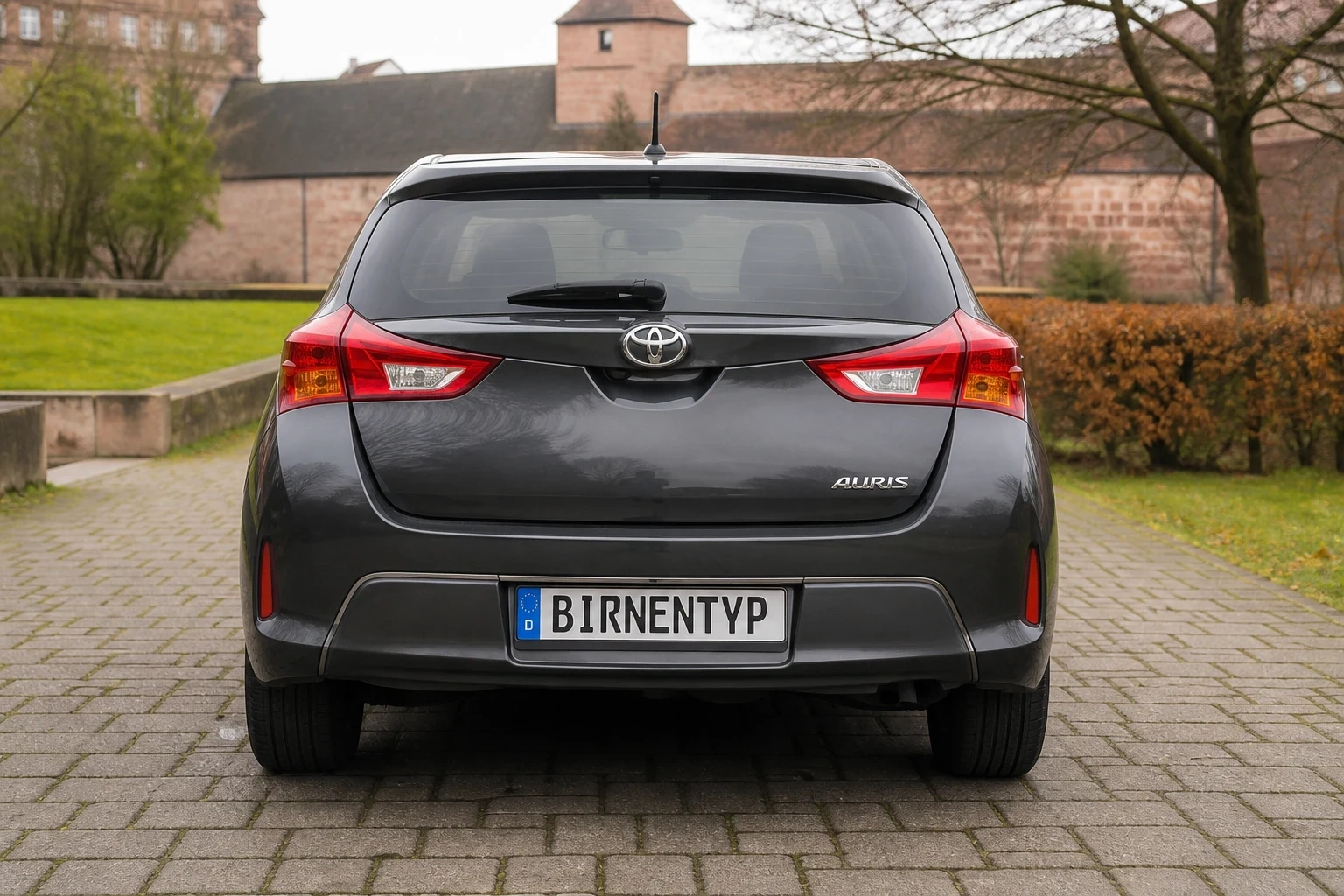 Heck-Ansicht des Toyota Auris (5-Türer, Kombi / Estate) 2. Gen (mit KI erzeugt)