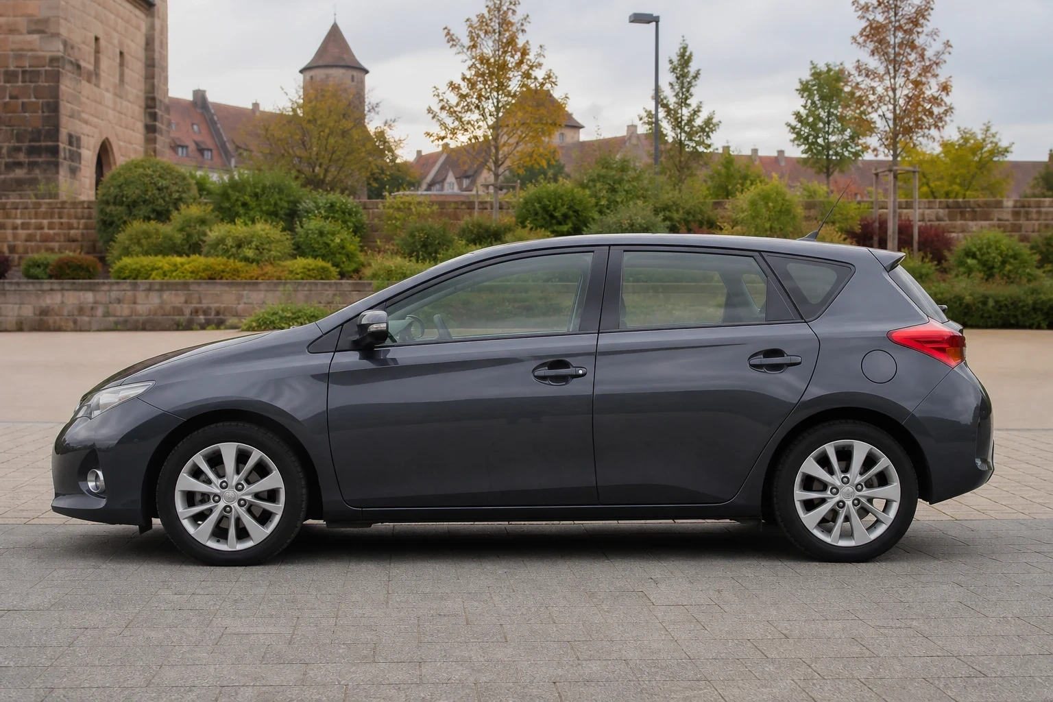 Seitenansicht (Fahrerseite) des Toyota Auris (5-Türer, Kombi / Estate) 2. Gen als 5-Türer (mit KI erzeugt)