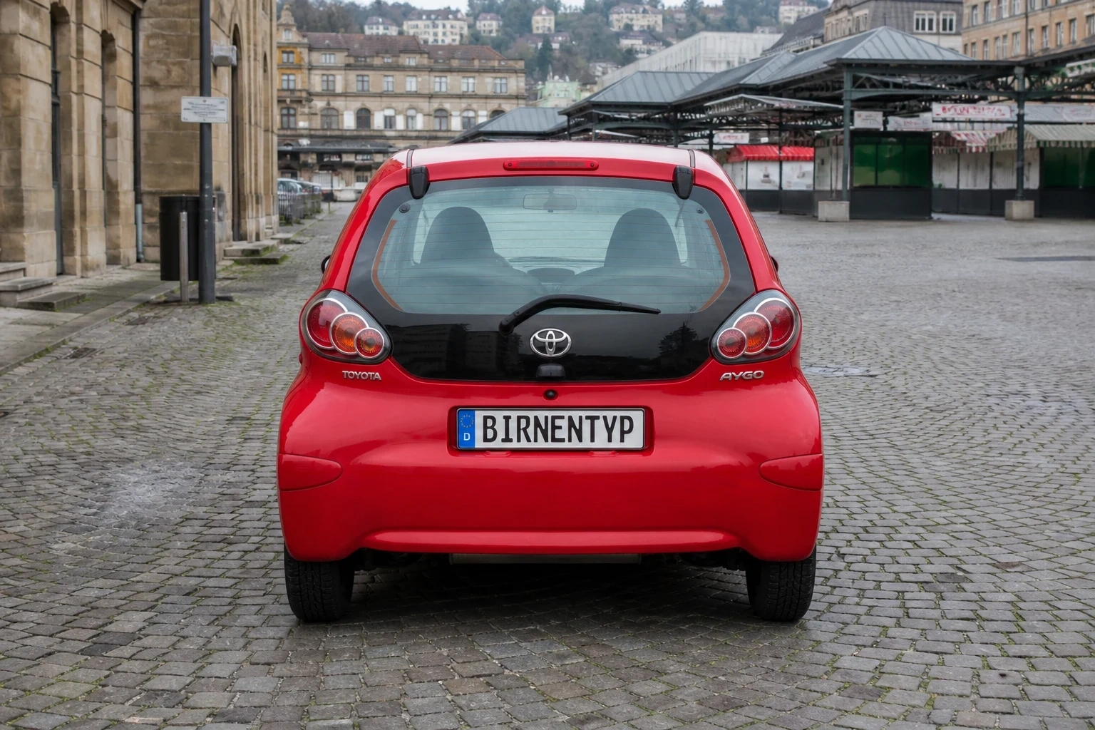 Heck-Ansicht des Toyota Aygo 1. Gen (mit KI erzeugt)