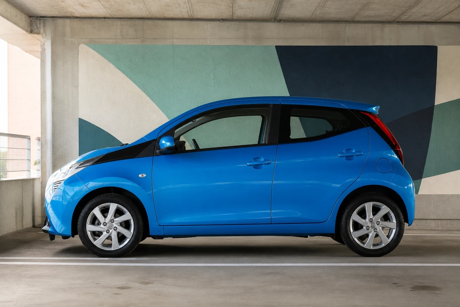 Seitenansicht (Fahrerseite) des Toyota Aygo 2. Gen als 5-Türer (mit KI erzeugt)